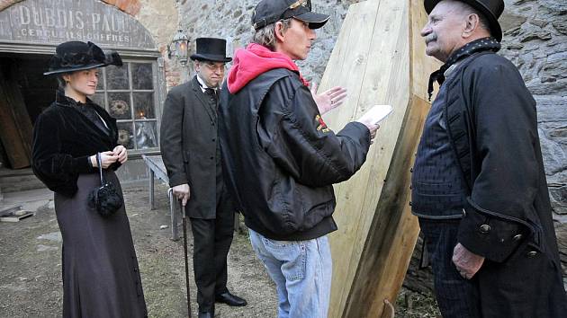 Plejáda známých herců. Při natáčení nechyběli Josef Somr, Miroslav Táborský nebo Lenka Vlasáková. Režijně si je vedl Jiří Strach.