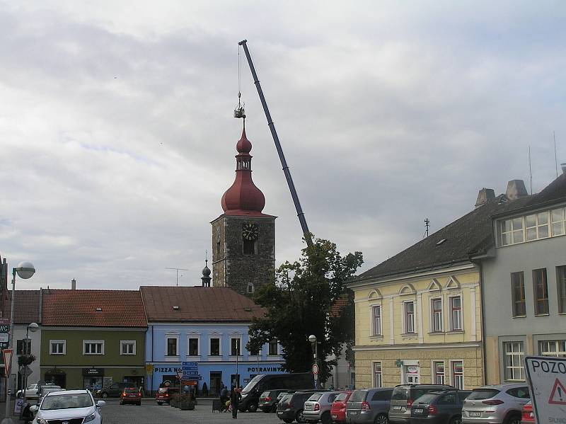 Tak vypadal návrat kříže na věž přibyslavského kostela.