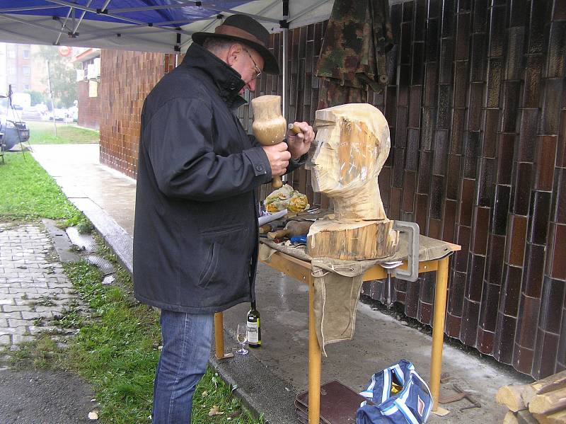 Radomír Dvořák se věnuje především tvorbě ze dřeva a kamene.