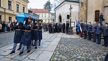 S brigádním generálem Imrichem Gablechem se ve středu přišly do Havlíčkova Brodu rozloučit desítky lidí. Nechyběly české armádní špičky, mezi smutečními hosty byli i zástupci slovenské a polské armády. 