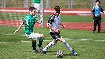 Fotbalové utkání mezi FC Slovan Havlíčkův Brod (v černobílém) a Tatran Ždírec nad Doubravou (v zelených dresech).