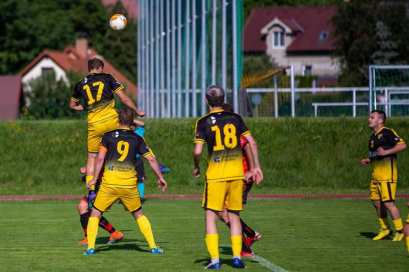 Fotbalisté Chotěboři (ve žlutých dresech) loni neprožili příliš úspěšný podzim. Na jaře to ovšem svým fanouškům vrchovatě vynahradili.