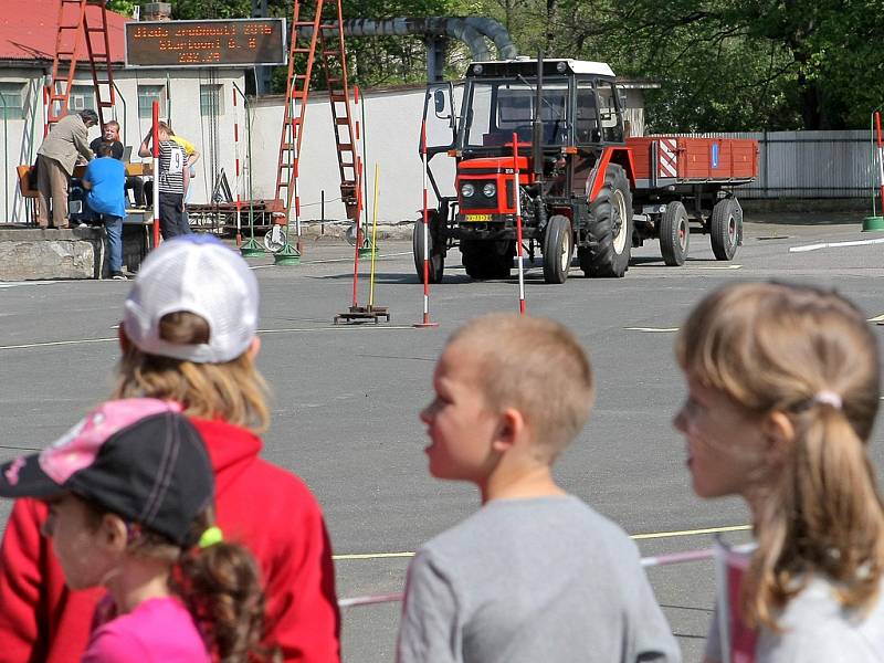 Soutěžící museli na trati překonat dvanáct úkolů, například couvání do garáže, průjezd slalomem či lávkou.