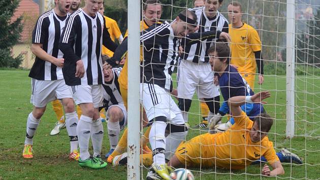 Fotbalisté Ledče nad Sázavou se právě radují z gólu, který dali v Lukách nad Jihlavou. Tam získali důležité tři body za výhru 2:1. I díky tomu budou na jaře favoritem číslo jedna.