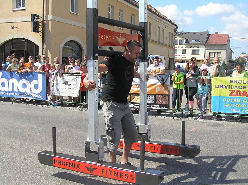 PŘEHLÍDKA SVALŮ Silácké výkony závodníků sklízely u publika bouřlivý potlesk.