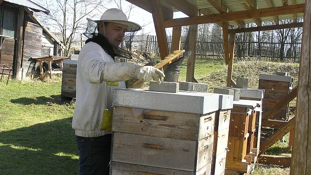 Na jaře mají v pokusném včelíně včelmistři plné ruce práce.
