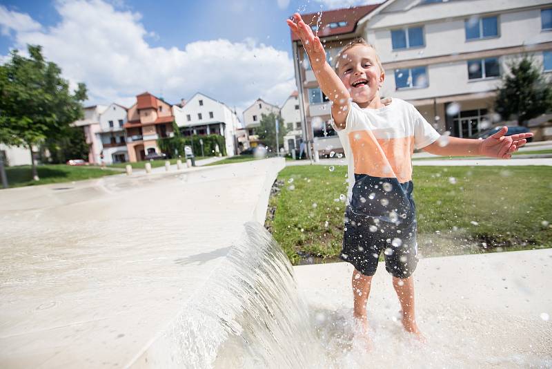 Děti na Smetanově náměstí v Havlíčkově Brodě si užívají horké dny.