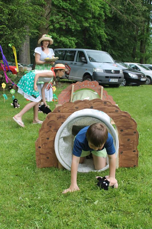 Děti se v parku Dětského domova v Nové Vsi u Chotěboře potkávaly s řemesly.