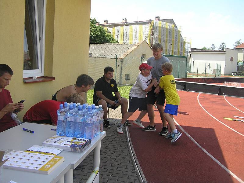 Sportovní odpoledne v Přibyslavi. Děti sportovaly za vysvědčení, podívejte se.
