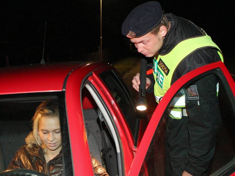 Policie na Vysočině hned v novém roce řešila několik případů, kdy za volant usedli řidiči, kteří před jízdou požili alkohol. Některé jízdy skončily naštěstí kuriózně, jiné zase nehodou a zraněními. Ilustrační foto.