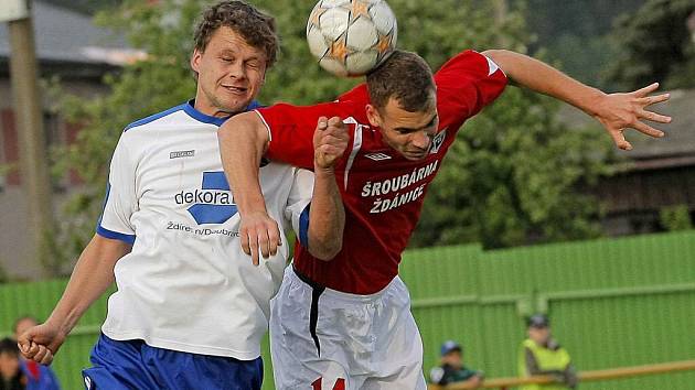 Ždírec (v bílém) ani ve druhém domácím vystoupení po sobě nedokázal získat plný bodový zisk, nicméně druhým Šardicím pořádně zatápěl. 