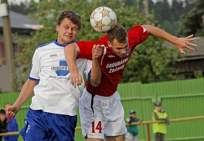 Ždírec (v bílém) ani ve druhém domácím vystoupení po sobě nedokázal získat plný bodový zisk, nicméně druhým Šardicím pořádně zatápěl. 