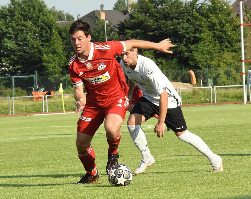 Pohárové utkání mezi fotbalisty Havlíčkova Brodu a Velkého Meziříčí. Z vítězství 3:0 se radovali favorizovaní hosté.