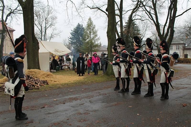 Rekonstrukce historické bitvy u Štoků se účastní minimálně stovka vojáků v dobových uniformách.