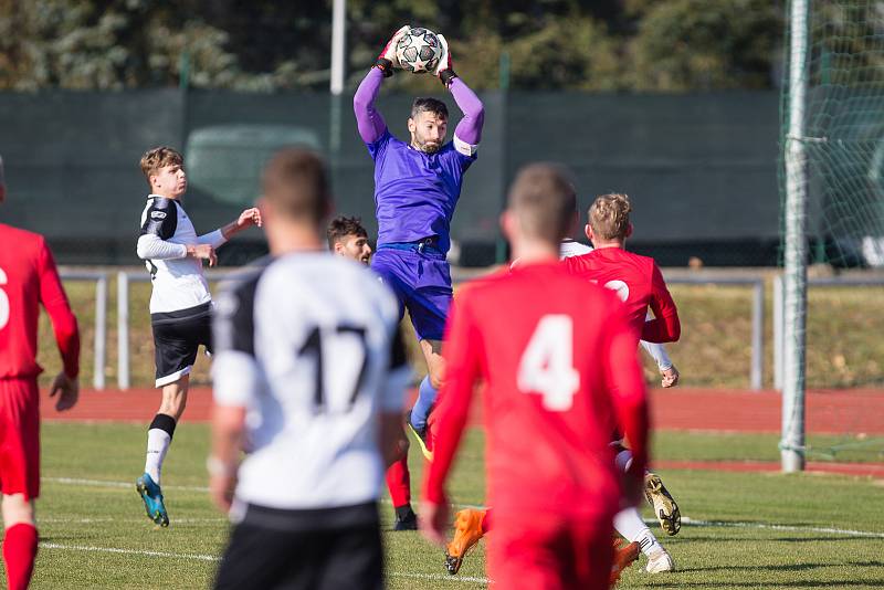 V podzimní divizní derniéře zdolali fotbalisté Havlíčkova Brodu (v černobílém) krajského rivala ze Staré Říše (v červeném) 2:0.