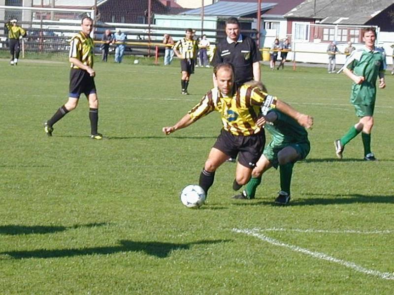 Ždírečtí fotbalisté na domácí půdě využili hry na tři útočníky. Odměnou jim byla výhra nad Pelhřimovem.