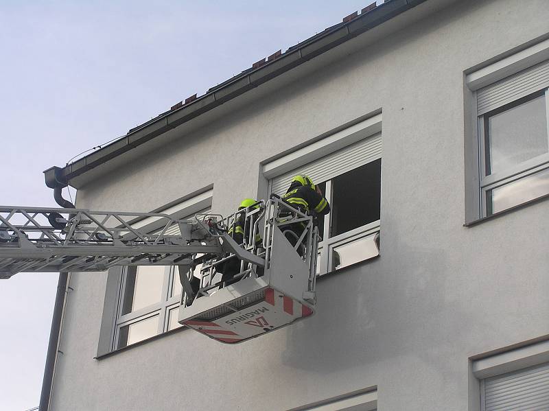 Cvičná evakuace pacientů z hořícího oddělení brodské nemocnice.