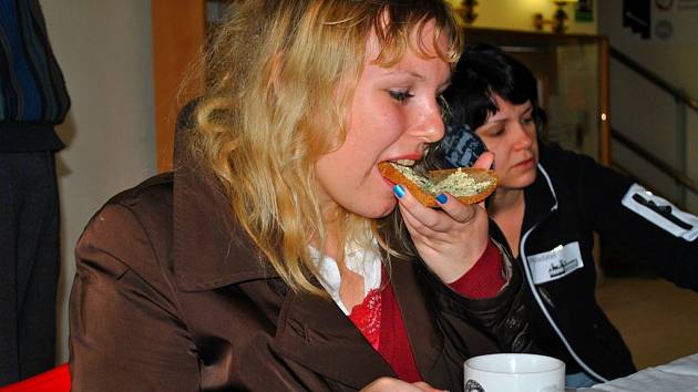 Fair Trade. Podle výrazu jedné z účastnic Férové snídaně a Světového dne pro fair trade Renaty Nováčkové při snídani je zřejmé, že si na krajíci domácího   chleba s pomazánkou velmi pochutnala.