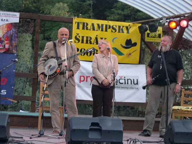 Hvězdy trampských večerů. Loni návštěvníkům zazpíval Ivan Mládek a Ivo Pešák své nejznámější písně. Na letošní akci opět vystoupí celá řada hvězd.