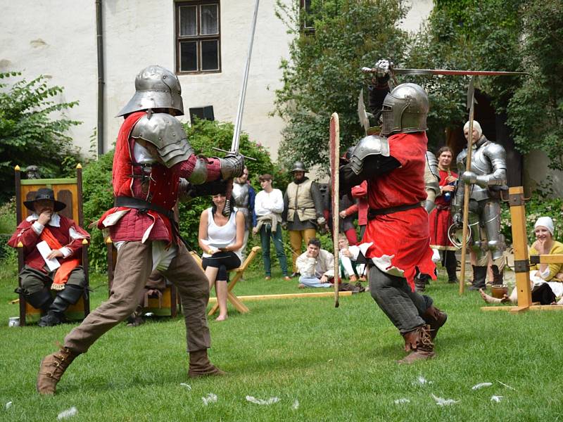 Hrad Roštejn se v sobotu vrátil do středověku. Diváci byli svědky bitvy o hrad, šermířských soubojů, ale mohli si prohlédnout i dobové vojenské ležení , kuchyni i středověké kostýmy.