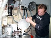Minimlékárna farmy Miloslava Čermáka v Bezděkově vyrábí celou řadu tradičních mlékárenských výrobků z mléka z vlastního chovu. Osmnáct dojnic denně nadojí 350 až 400 litrů mléka, které obsahuje až pět procent tuku.