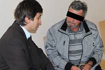 U soudu. Muž z Hartvíkovic (vpravo) během porady s obhájcem u Okresního soudu v Jihlavě, který rozhodl o vzetí obviněného do vazby.