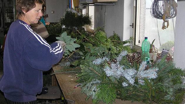 Základem je slaměný korpus. Ten zručné ruce zahradnic obtáčejí chvojím a nakonec zdobí staticí nebo umělými květinami a dušičkový věnec je hotov. 