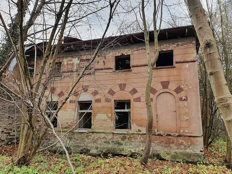 Ruiny kdysi honosného paláce v Dolním Slezsku