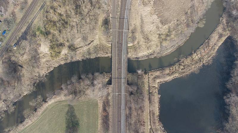 Rekonstrukce železničního mostu přes řeku Sázavu na trati Havlíčkův Brod - Pardubice - Rosice nad Labem.