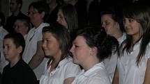 Na hostujícím sboru na první pohled zaujme, že se skládá převážně z mladších dívek, zatímco zástupci mužských hlasů jsou poněkud zkušenější.