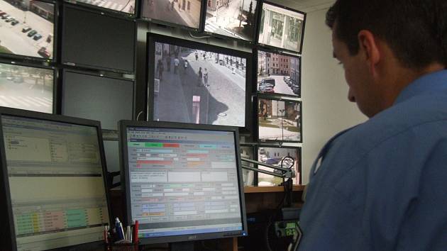 S odhalováním přestupků, ale i trestných činů pomáhá technika. Například v Jihlavě má operátor kamerového systému přehled o veškerém dění na nejfrekventovanějších místech ve městě.