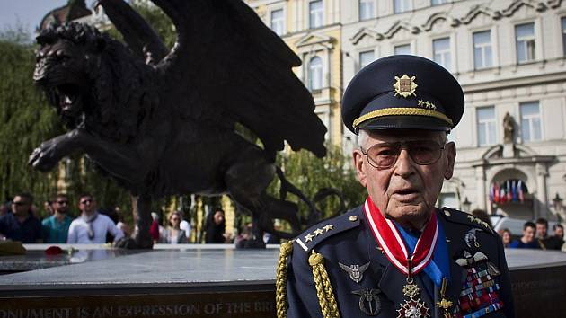 Kvůli poslednímu rozloučení s válečným pilotem RAF Imrichem Gablechem budou ve středu od 11 hodin uzavřeny okolní komunikace pro veškerý provoz.