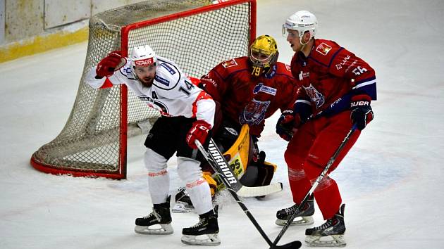 Hokejisté Havlíčkova Brodu (v červeném) se ve středu postarali o prvotřídní senzaci. Vedoucí Znojmo před vlastními fanoušky zdolali těsně 3:2.