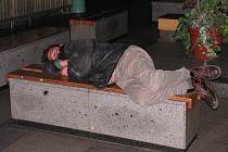 Ilustrační foto. Před zimou se bezdomovci v Brodě ukrývají většinou v čekárně na nádraží. Teď dostanou zvláštní přístřešek.