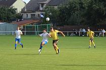 Fotbalisté Pohledu (v bílém) přezimují na třetím místě se ztrátou pouhých dvou bodů na lídra. Přesto půjdou do jara již se třetím koučem na lavičce.