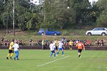 Mezi největší adepty postupu do krajského přeboru patří v A skupině 1. A třídy fotbalisté Pohledu (v bílém).