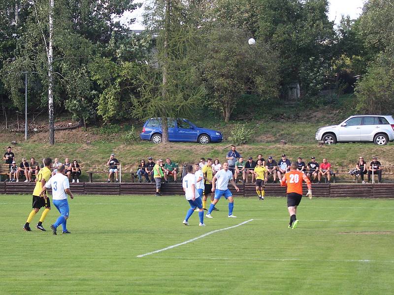 Fotbalisté Štoků připravili v šestém hraném kole 1.A třídy první porážku hostujícímu Pohledu (v bílém).