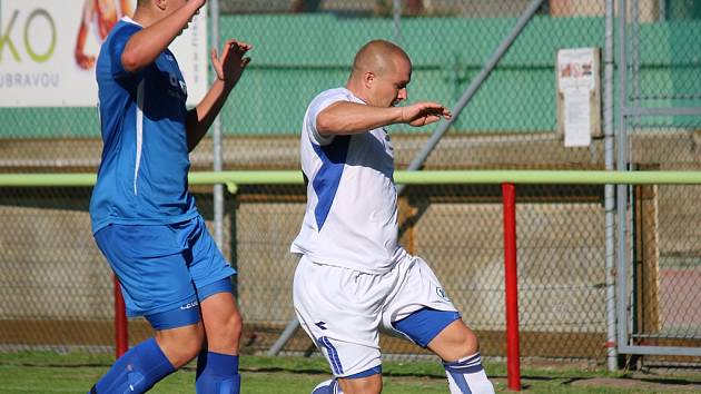 Prohru si v domácím prostředí připsali fotbalisté rezervy ždíreckého Tatranu (u míče Tomáš Máša) s Lípou. 