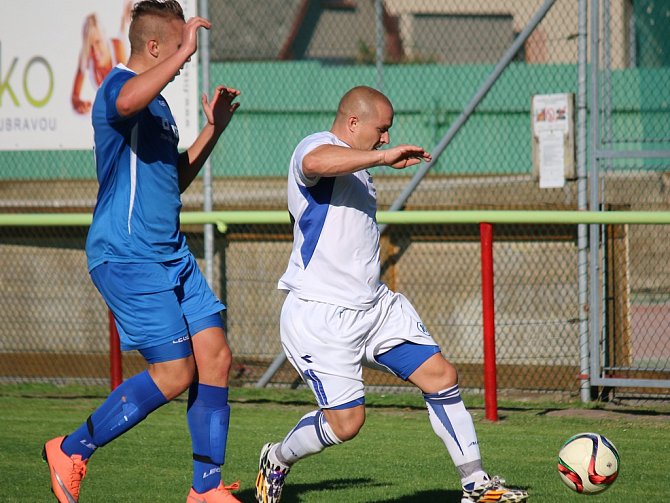 Prohru si v domácím prostředí připsali fotbalisté rezervy ždíreckého Tatranu (u míče Tomáš Máša) s Lípou. 