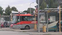 Z nádraží Havlíčkův Brod jezdí denně desítky spojů, ale dálkový autobus do Prahy už ne.