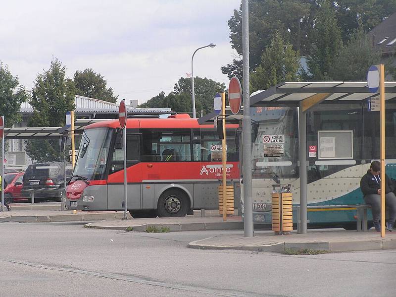 Z nádraží Havlíčkův Brod jezdí denně desítky spojů, ale dálkový autobus do Prahy už ne.