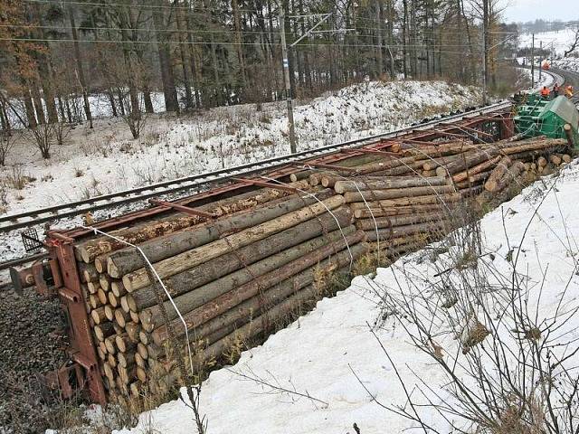 Vykolejily tři vagóny. Drážní inspekce předpokládá, že příčinou nehody byla technická závada na jednom z vozů. Na zem se vysypaly klády a hnojivo.