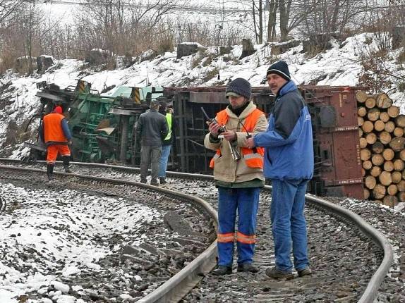 Vykolejily tři vagóny. Drážní inspekce předpokládá, že příčinou nehody byla technická závada na jednom z vozů. Na zem se vysypaly klády a hnojivo.