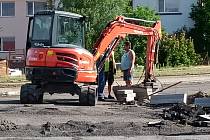 Ve Ždírci nad Doubravou kromě silnice na Chrudim rozkopali ještě kruhový objezd ve směru na Jitkov.