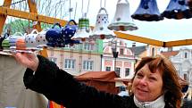 Řada stánků už nabízela zboží s vánoční tematikou. Ludmila Večeřová prodávala vánoční zvonečky.  