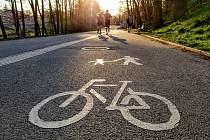 Cyklisté i chodci musí v říjnu počítat s uzavřením cyklostezky za sportovním areálem Plovárenská. Ilustrační foto: