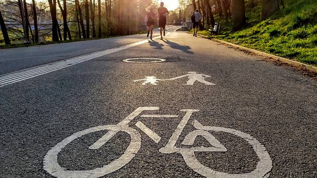 Cyklisté i chodci musí v říjnu počítat s uzavřením cyklostezky za sportovním areálem Plovárenská. Ilustrační foto: