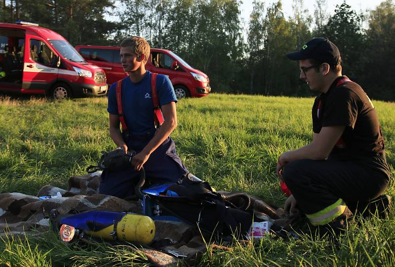 Noční cvičení dobrovolných hasičů u Lomu Borek