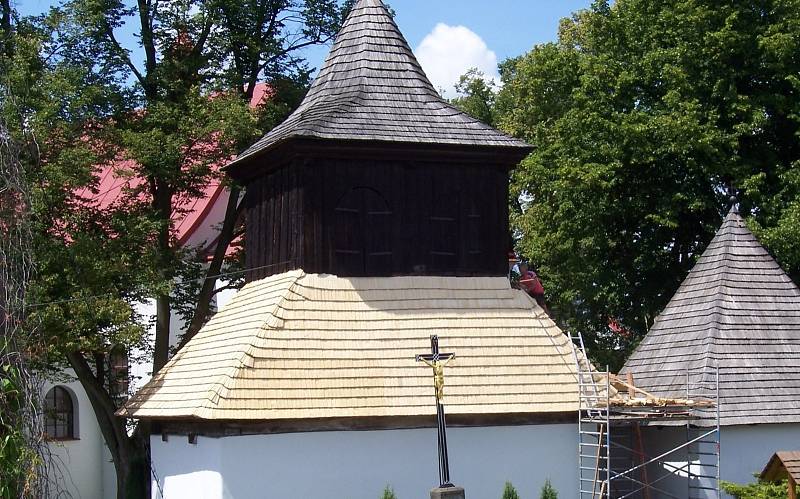 Podobně ojedinělá stavba kostela v Krásné Hoře před a po opravách střechy. Se souhlasem obce