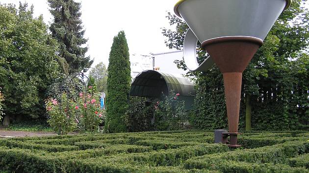 Ve středu Evropy. Tam se mohou ocitnout návštěvníci zahrady u kavárny U Notáře v Havlíčkově Brodě. Umístění ve středu Evropy tu posvětili známí Cimrmanologové v čele s Ladislavem Smoljakem. Zahrada se otevře v sobotu od 14 hodin.